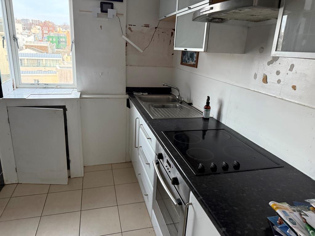 Lot: 87 - BALCONY FLAT IN NEED OF UPDATING - Fitted klitchen with window